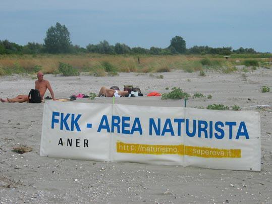 Nudisti a Lido Volano: «Il Comune adibisca un tratto di spiaggia»