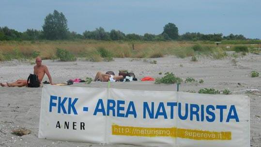 Nudisti a Lido Volano: «Il Comune adibisca un tratto di spiaggia»
