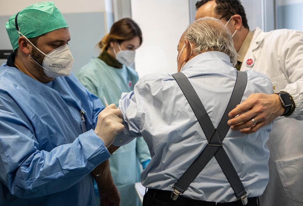 La somministrazione di una dose anti-Covid a un anziano