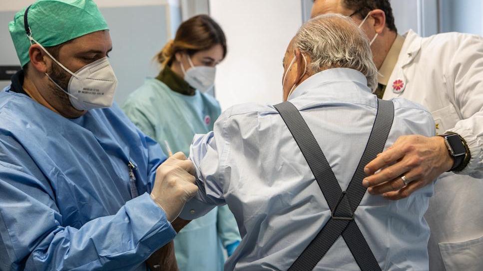 La somministrazione di una dose anti-Covid a un anziano