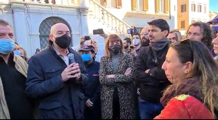 Manifestazione no Green pass, in 300 sotto la questura e al Comune di Livorno