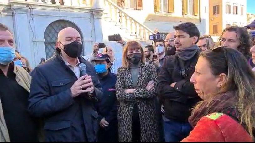 Manifestazione no Green pass, in 300 sotto la questura e al Comune di Livorno