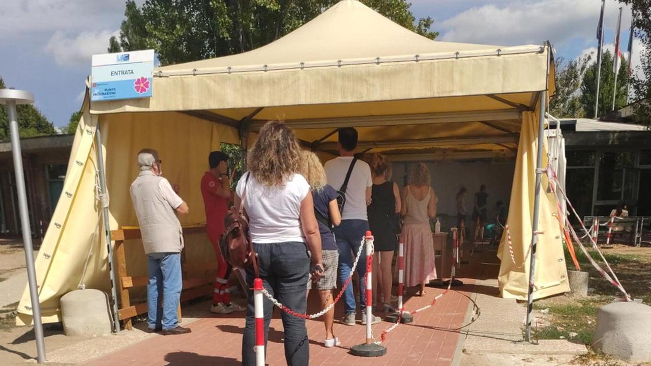 In Versilia corsa al vaccino senza prenotare: richieste raddoppiate negli ultimi cinque giorni