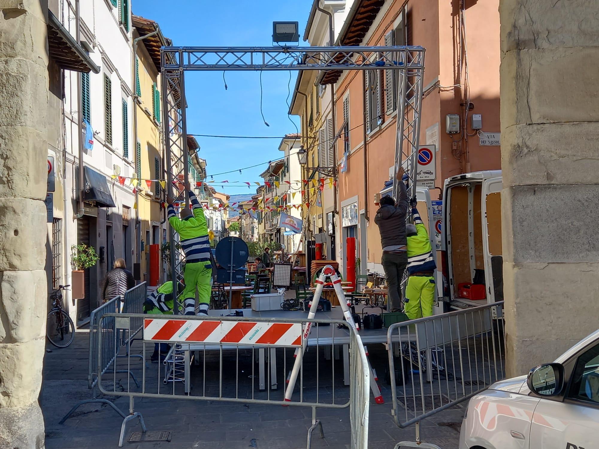 I preparativi per i tre giorni di festa in Santa Trinita