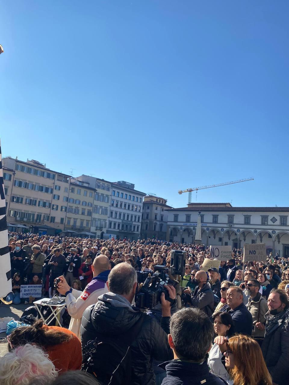 La manifestazione di Firenze nella foto pubblicata su Twitter dal deputato leghista Guido De Martini