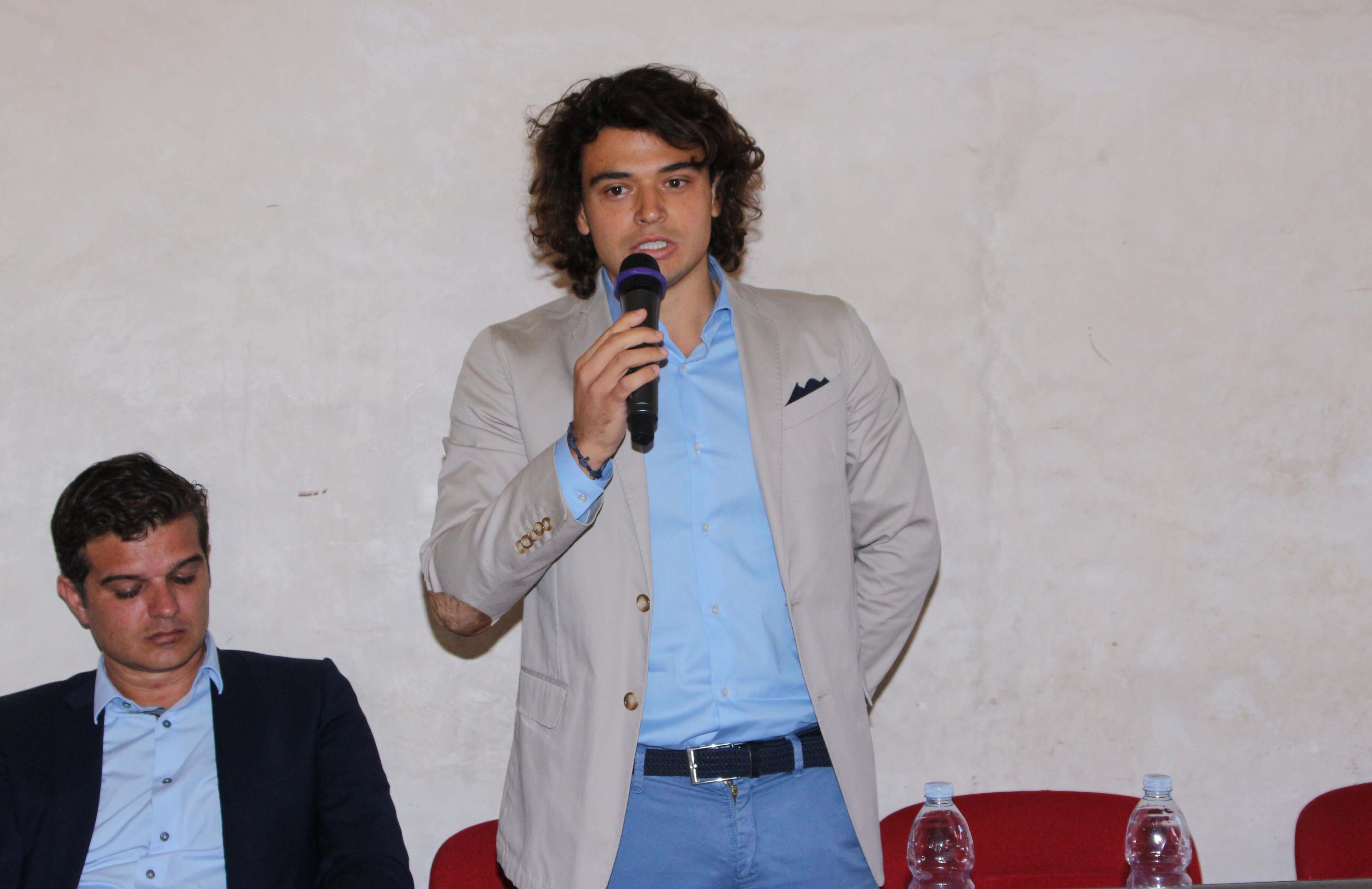 Disabile caduta nella buca nel centro di Pietrasanta, la promessa dell’assessore: «Rifaremo la strada» 