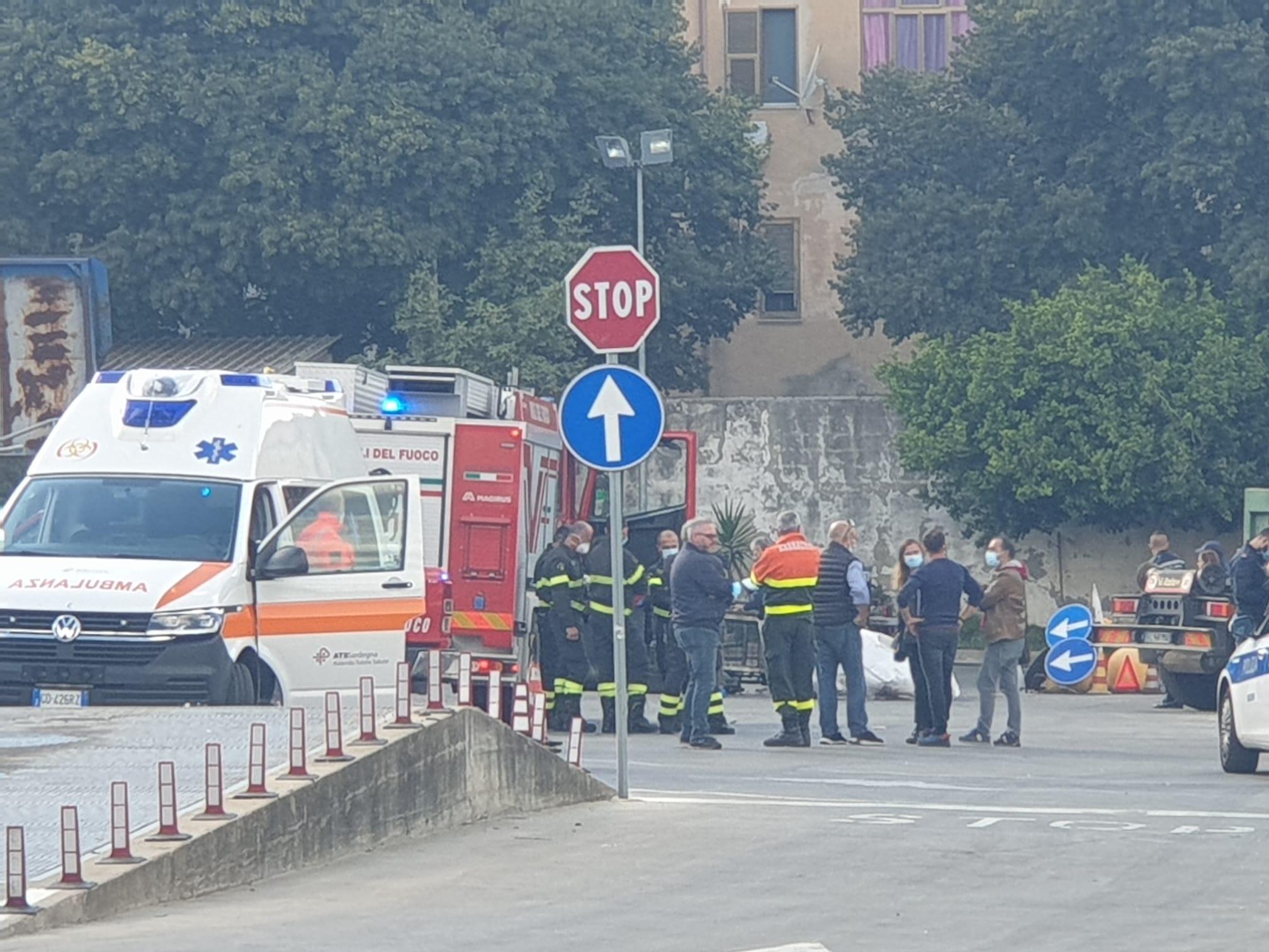 Tragedia sul lavoro a Sassari, operaio di 43 anni schiacciato da un muletto all'ecocentro 