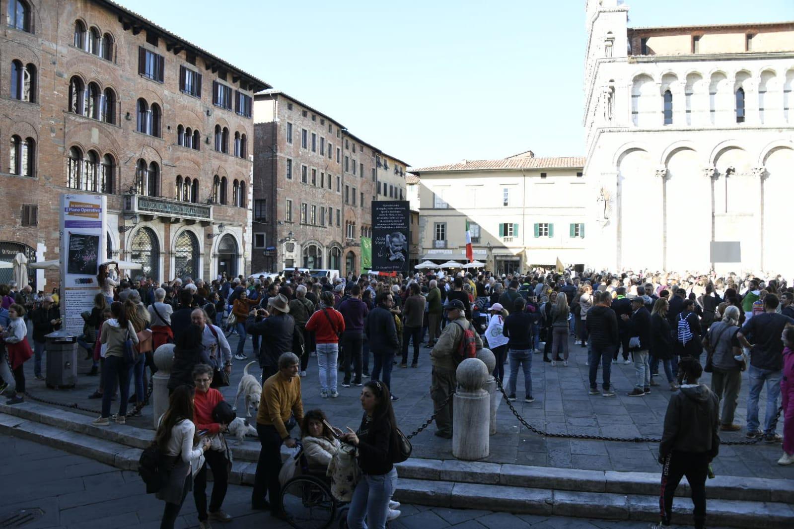 Il corteo contro il Green pass in piazza San Michele