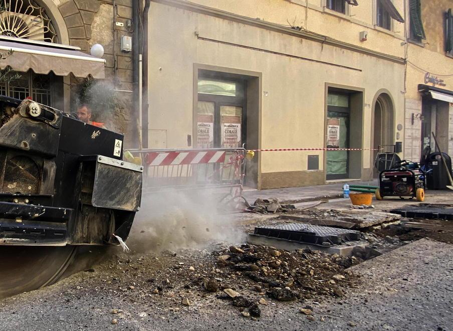 Uno dei cantieri aperti in centro a Pontedera per la connessione con la fibra ottica (Foto Franco Silvi)