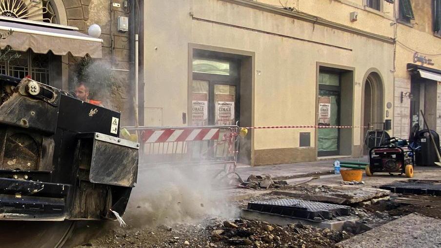 Uno dei cantieri aperti in centro a Pontedera per la connessione con la fibra ottica (Foto Franco Silvi)
