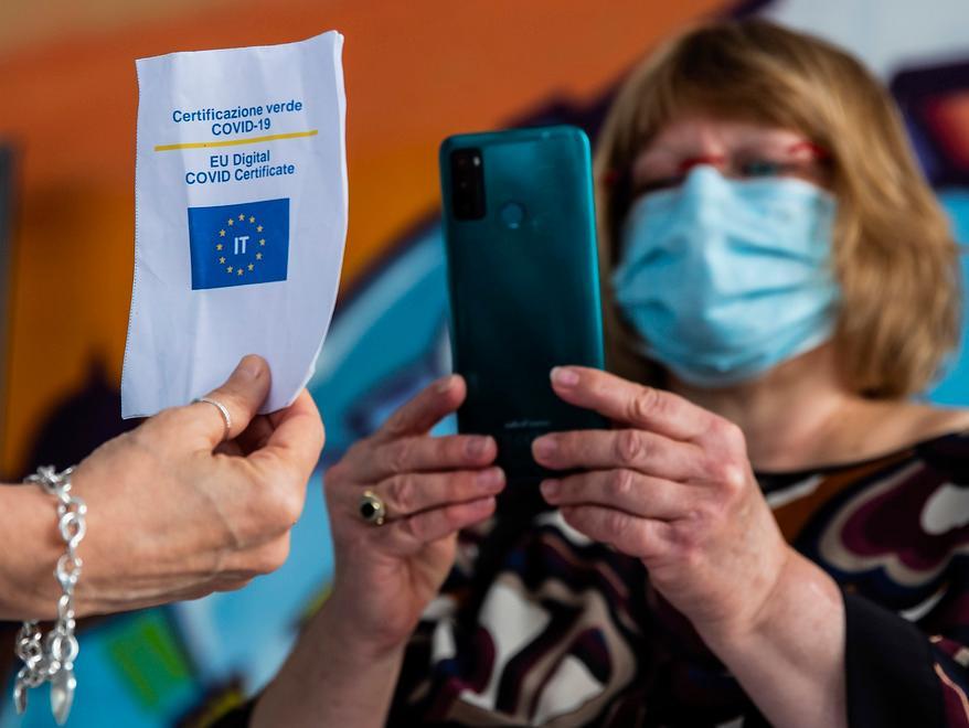 Green pass al lavoro, aziende pronte tra smart working e massimo rigore 