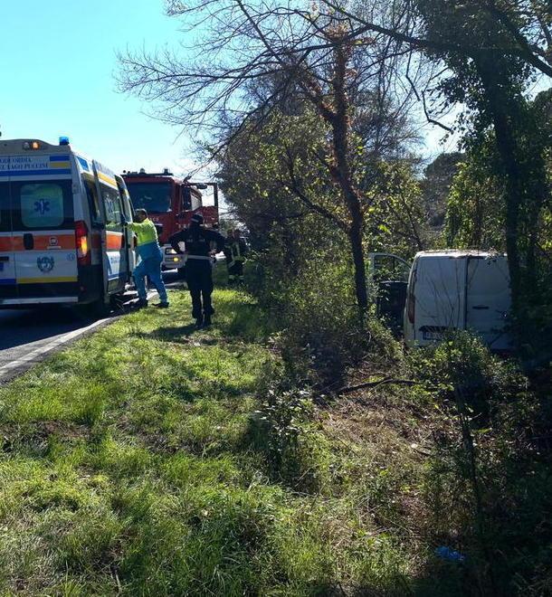 Perde il controllo del furgone, finisce fuori strada tra gli alberi 