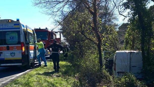 Perde il controllo del furgone, finisce fuori strada tra gli alberi