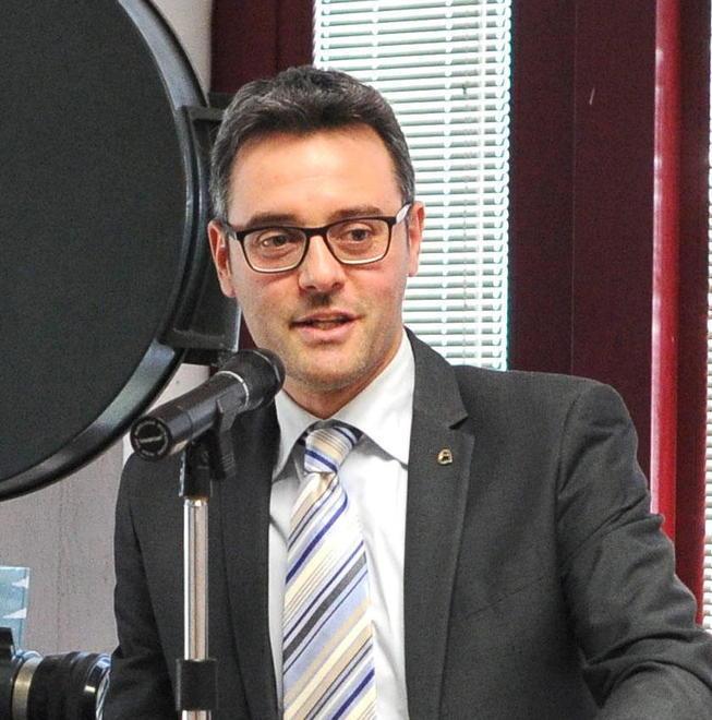 «Prenotazioni difficili: servono orari di apertura più lunghi delle farmacie»