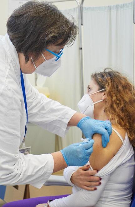 Sono 17 i nuovi positivi Terza dose a 30 sanitari e nelle case di riposo 