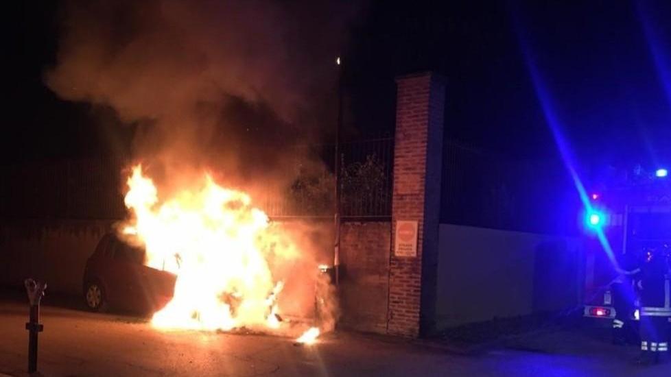 Paura all’alba Automobile parcheggiata prende fuoco
