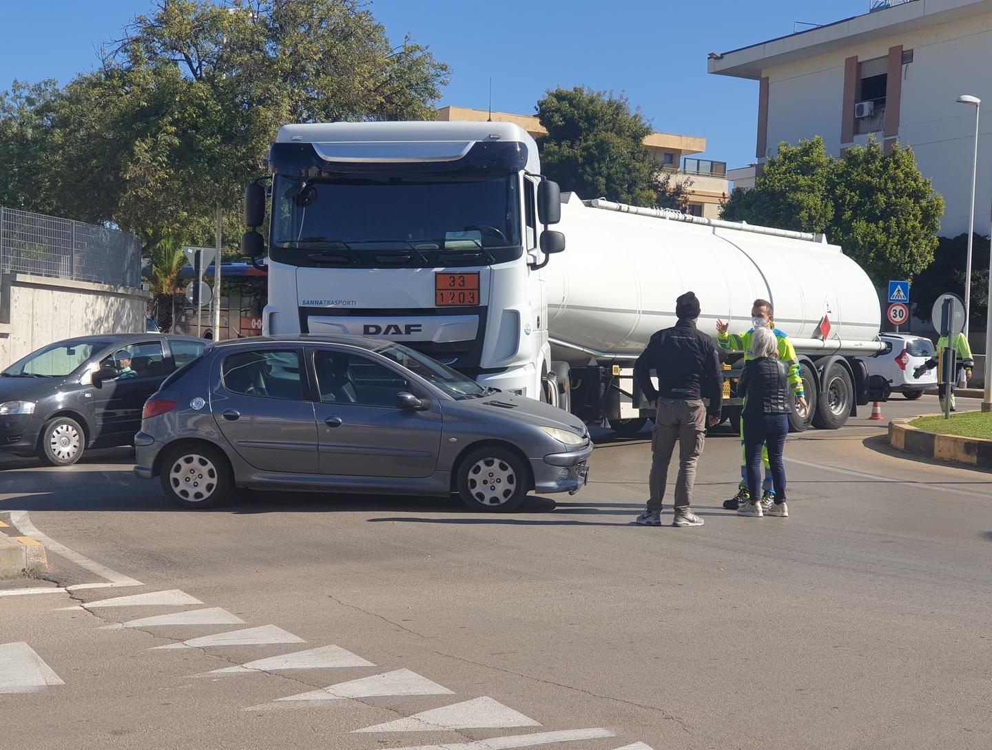Autobotte contro un’auto nella rotatoria di via Rockefeller