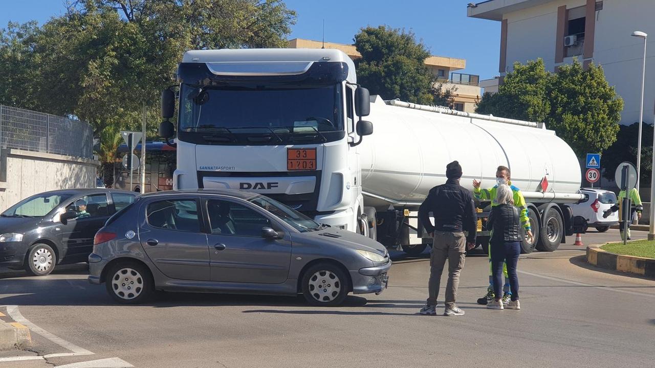 Autobotte contro un’auto nella rotatoria di via Rockefeller