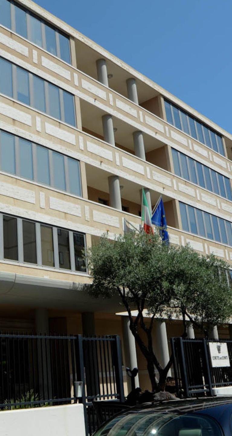 Contributi pubblici per lavori inesistenti, azienda condannata 