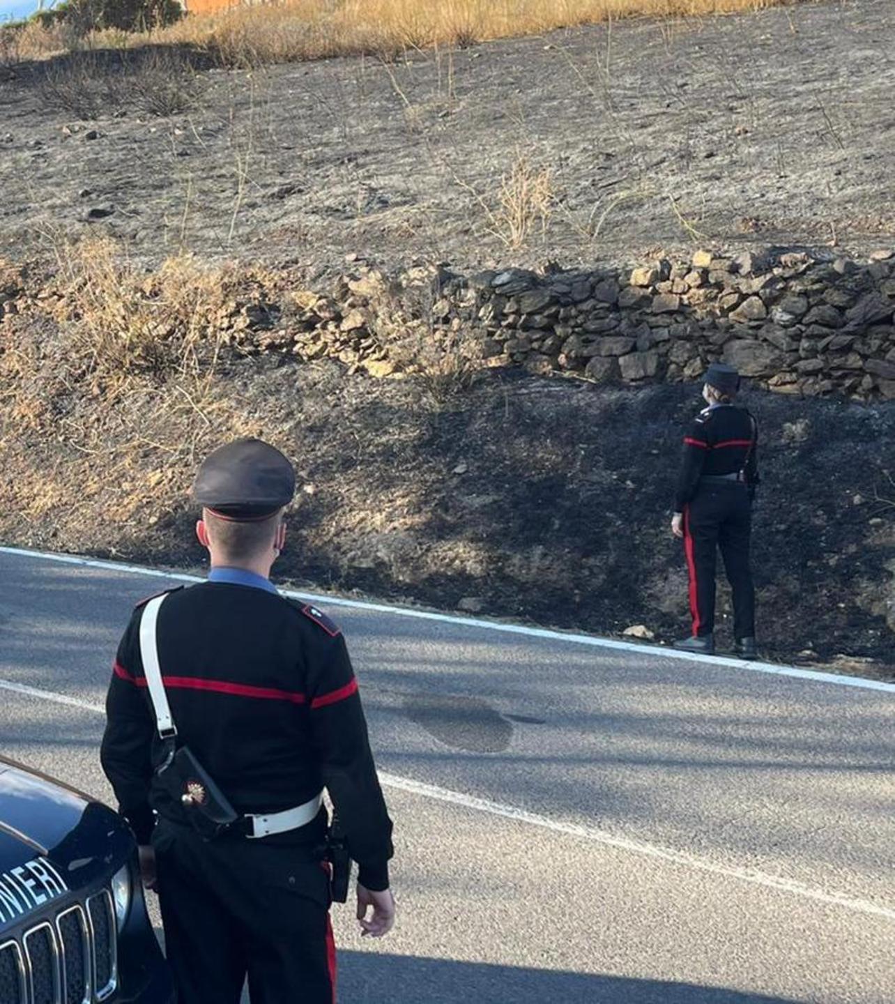 Incendia le sterpaglie e minaccia con l’accetta 