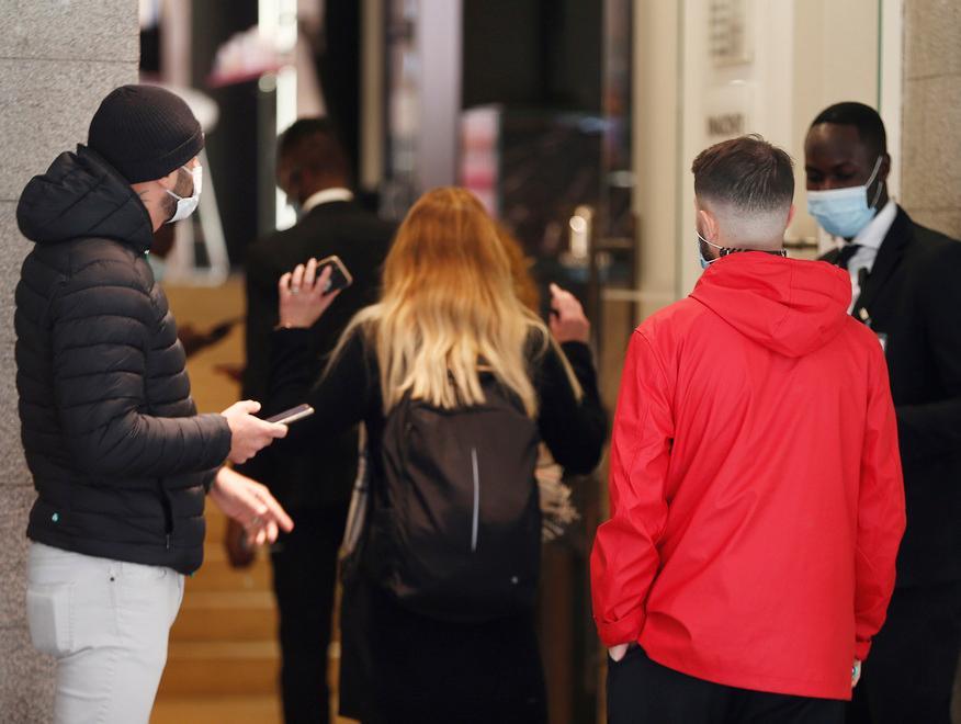 Controlli del Green pass all'ingresso di un'azienda (foto Lapresse)