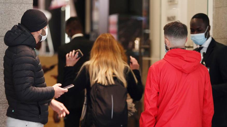 Controlli del Green pass all'ingresso di un'azienda (foto Lapresse)