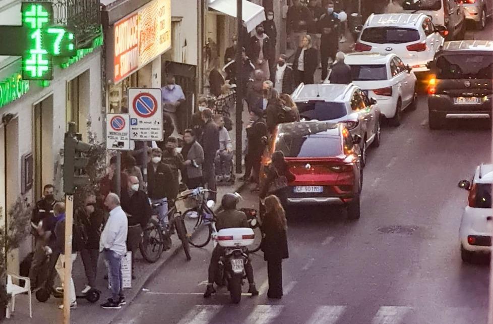 La fila per fare i tamponi (foto Paglianti)