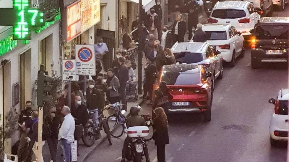 La fila per fare i tamponi (foto Paglianti)