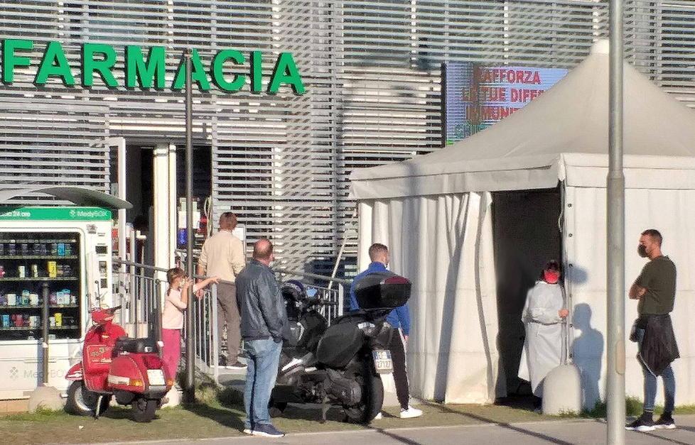 Clienti in attesa fuori da una farmacia