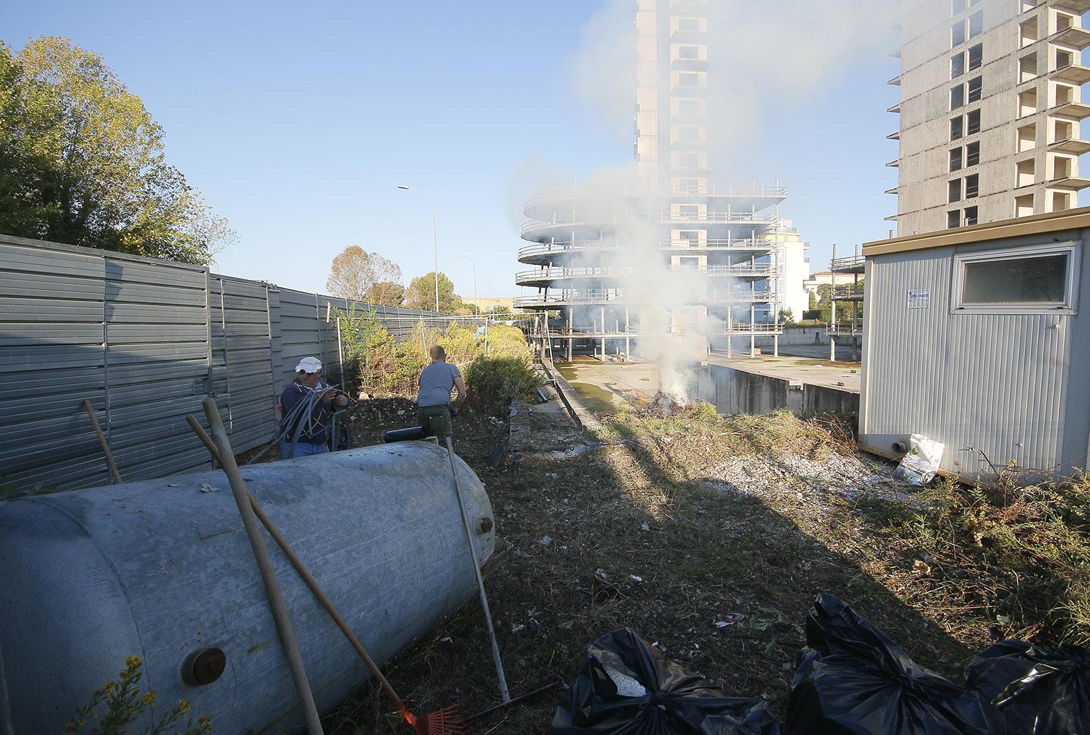 Operai impegnati nela preparazione del cantiere (Renzullo/Muzzi)