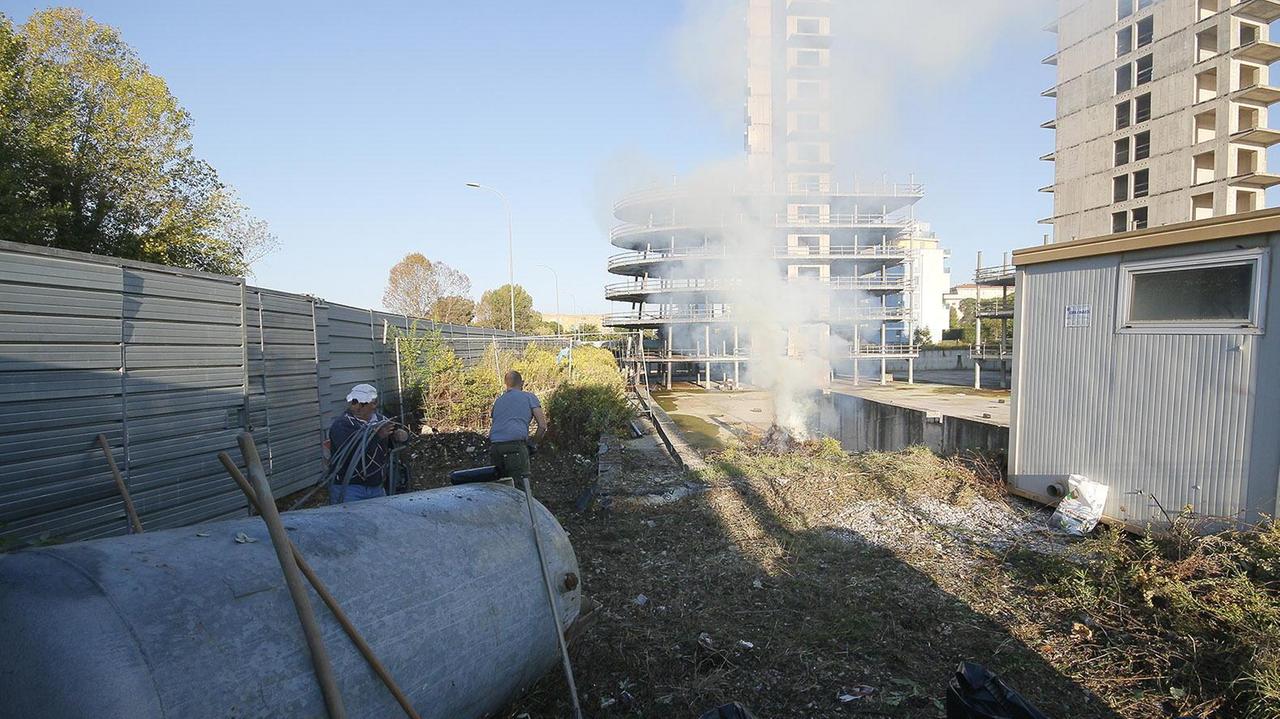Operai impegnati nela preparazione del cantiere (Renzullo/Muzzi)