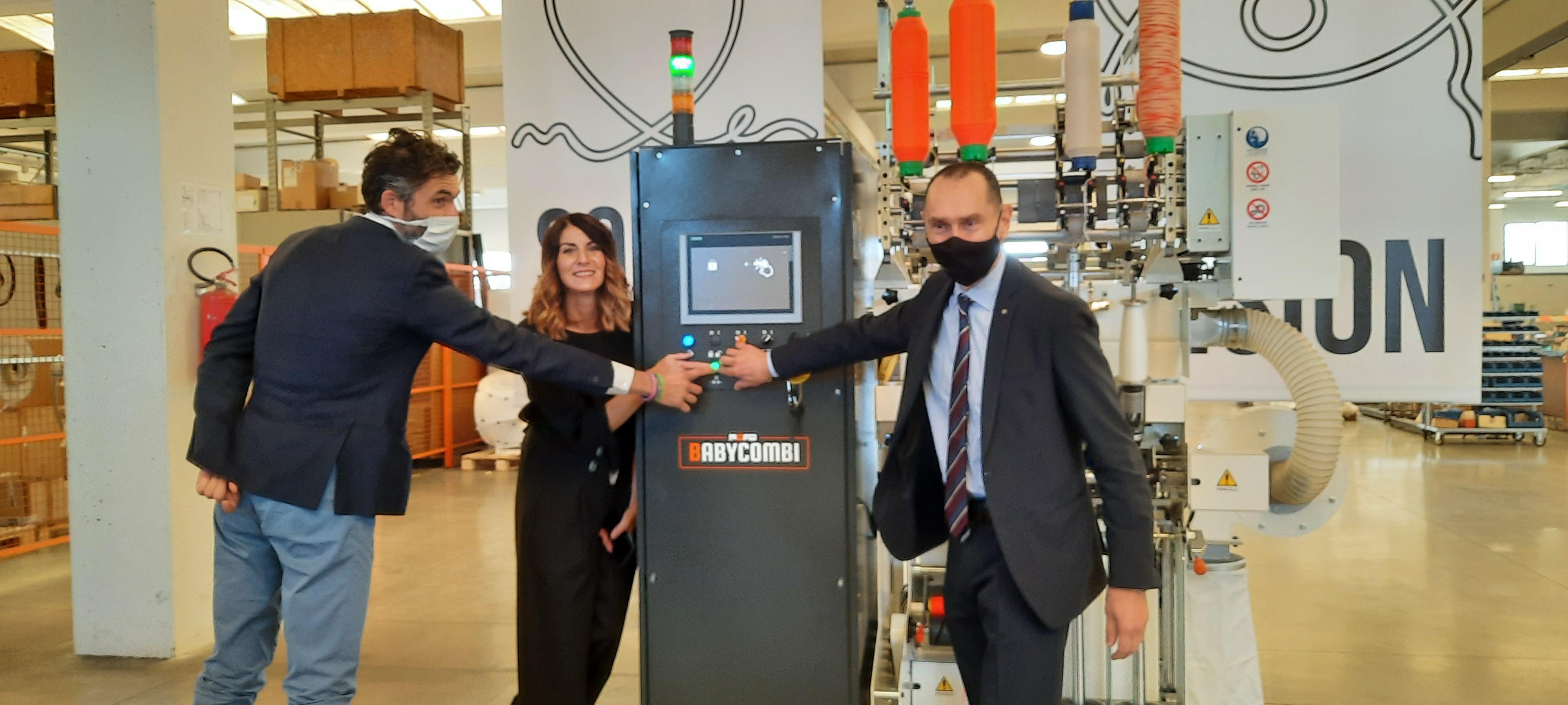 Il sindaco Biffoni, Francesca Fani e il presidente Marinelli davani alla macchina di tessitura donata al Buzzi