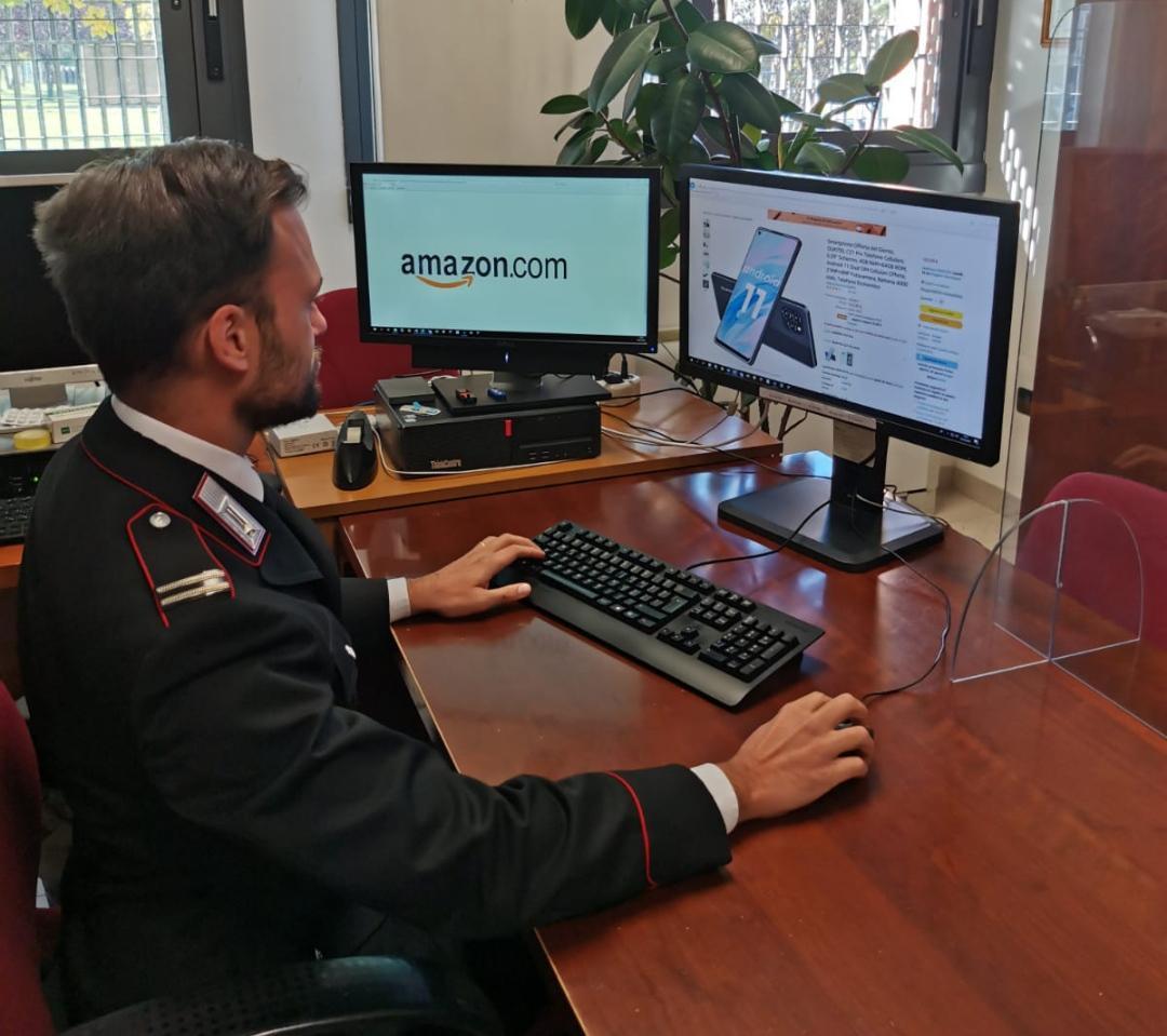 Paga le prestazioni sessuali con la carta di credito della madre, 50enne denunciato