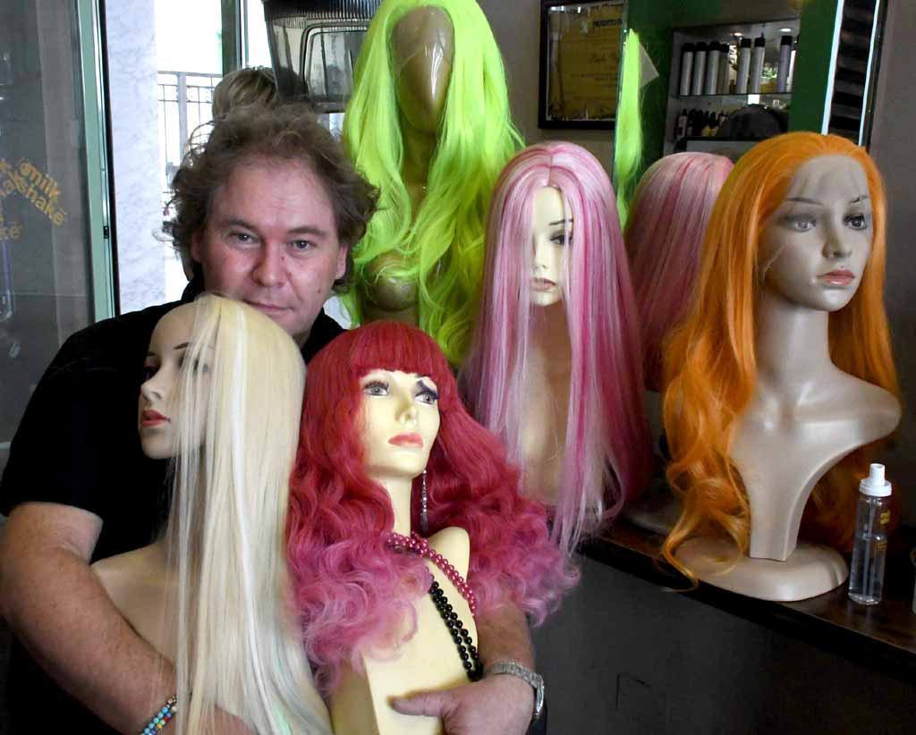 Il parrucchiere e parruccaio Paolo Vignali nel suo salone con alcune delle sue creazioni