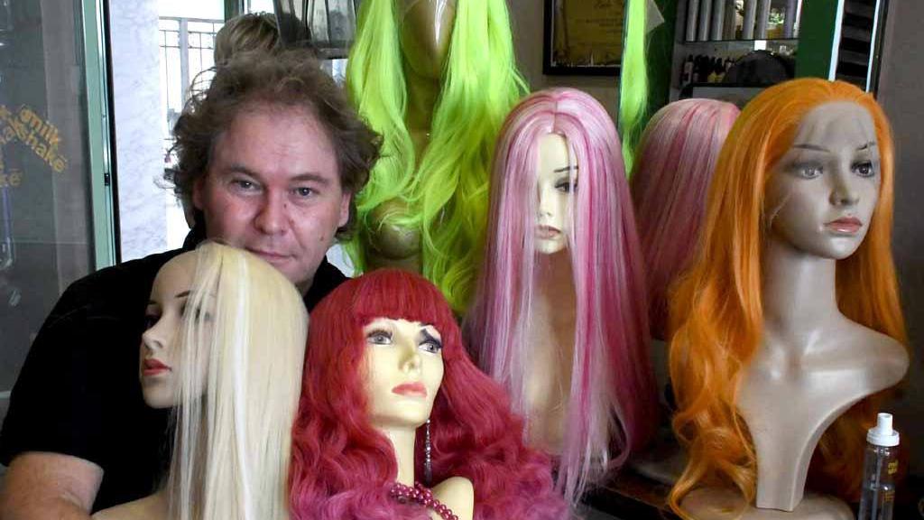 Il parrucchiere e parruccaio Paolo Vignali nel suo salone con alcune delle sue creazioni
