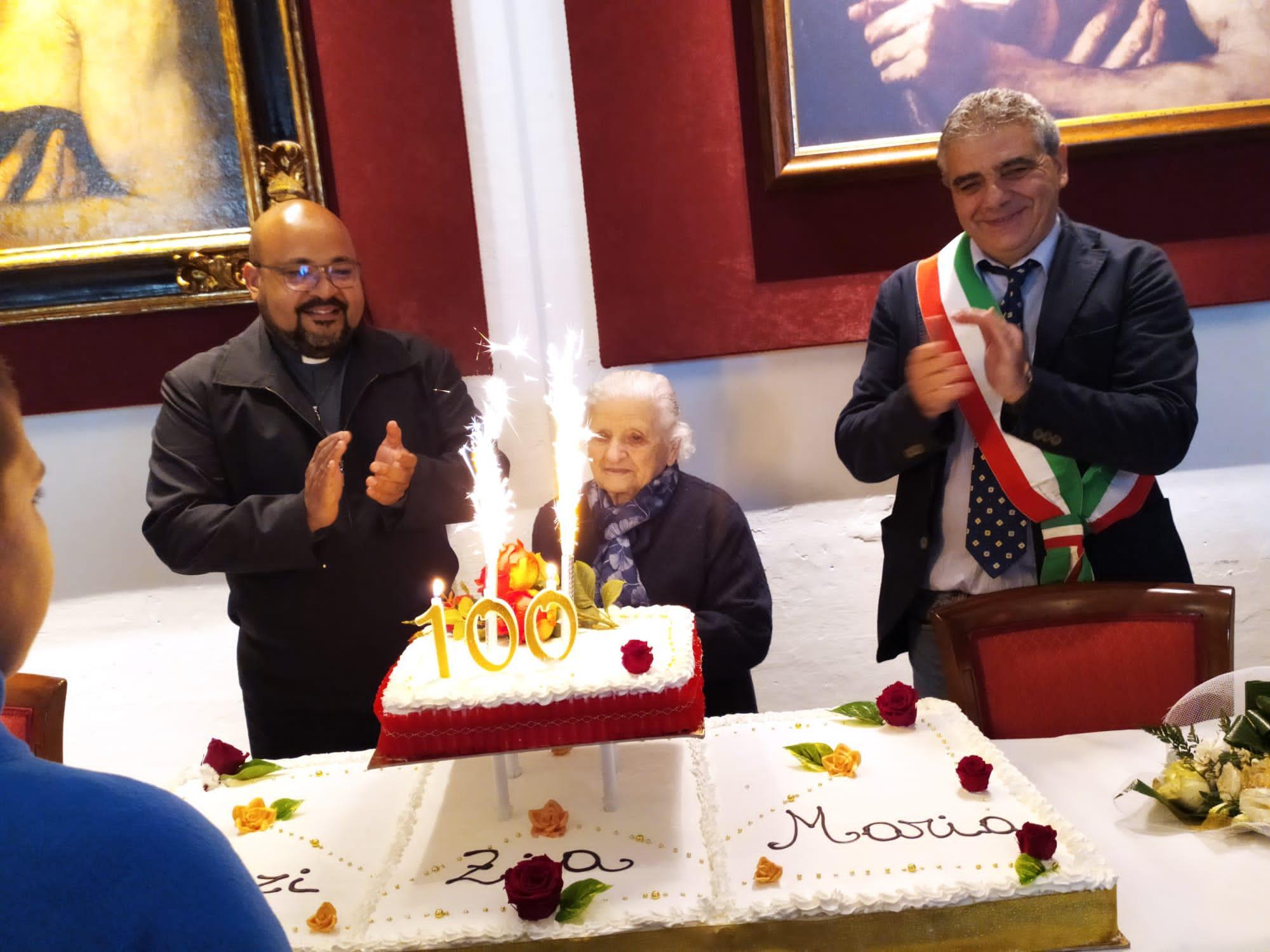 I festeggiamenti in onore della neocentenaria Maria Deplano