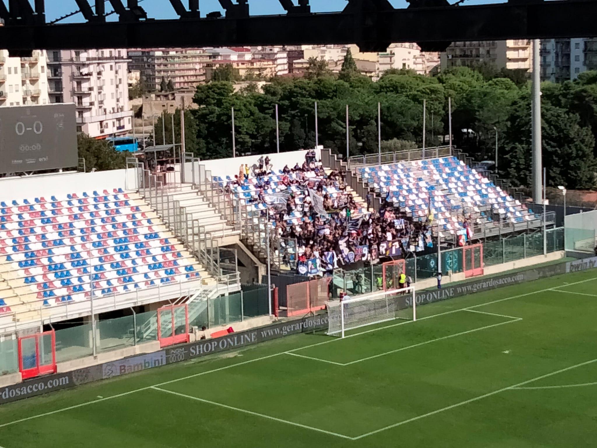 I tifosi nerazzurri (circa 200) allo Scida di Crotone
