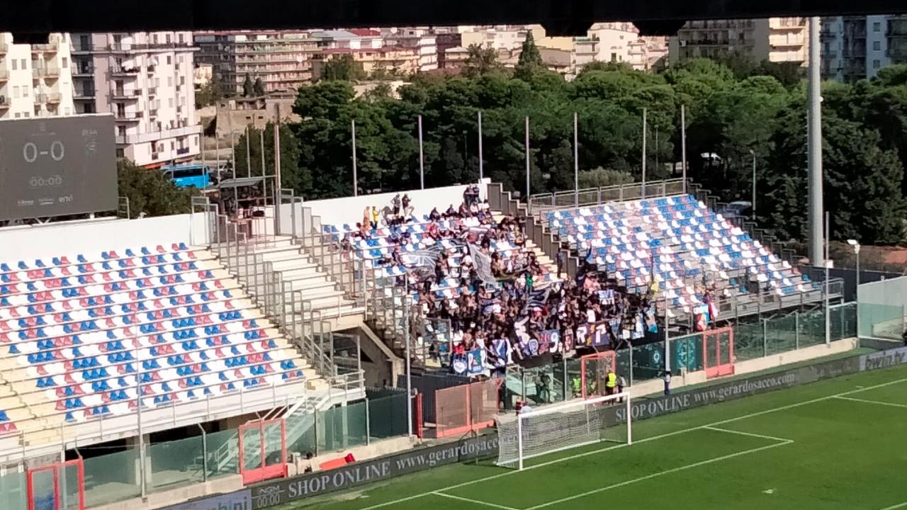 I tifosi nerazzurri (circa 200) allo Scida di Crotone