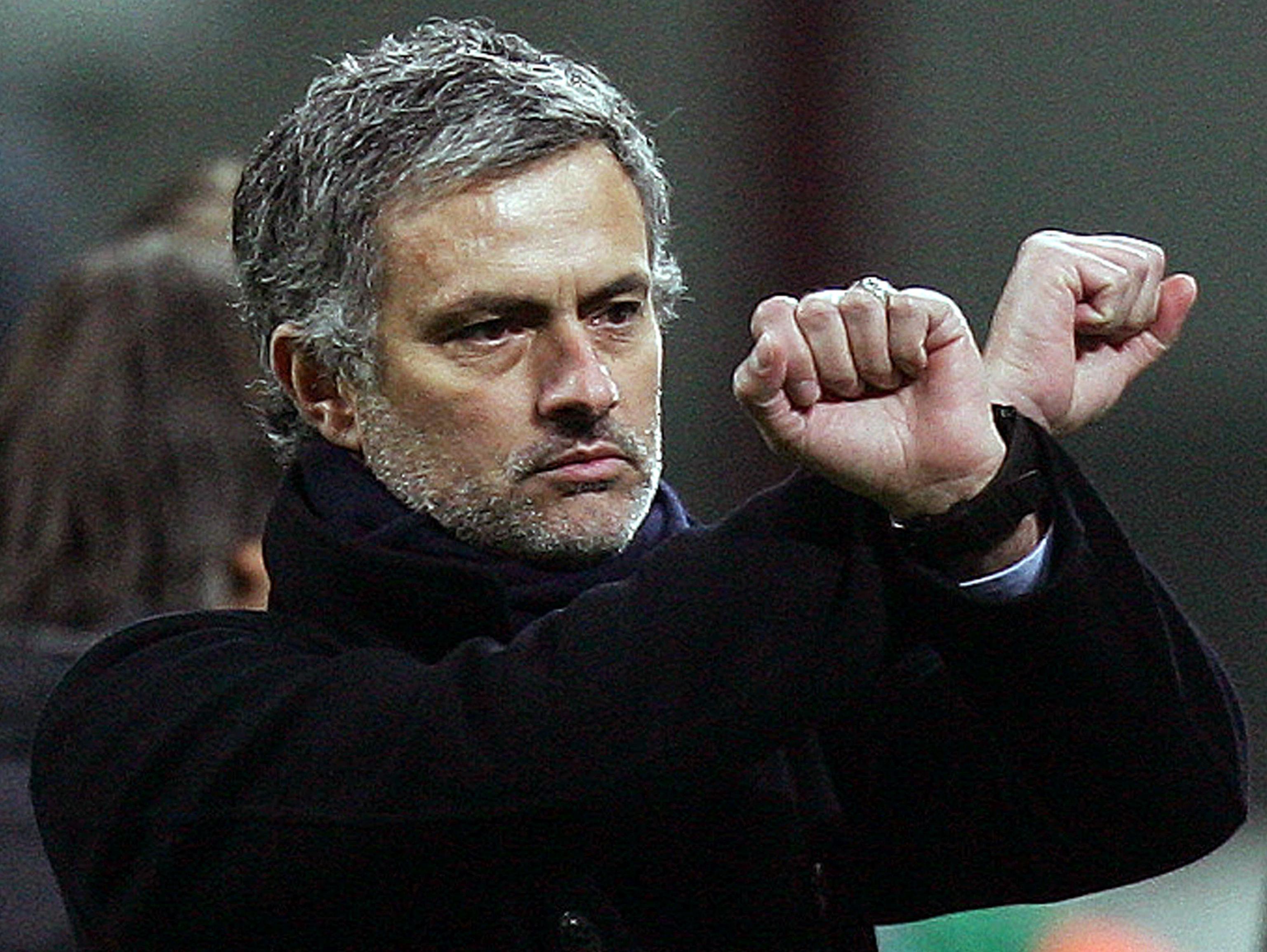 Mourinho fa il segno delle manette durante Inter-Sampdoria del 2010 (Foto Lapresse)