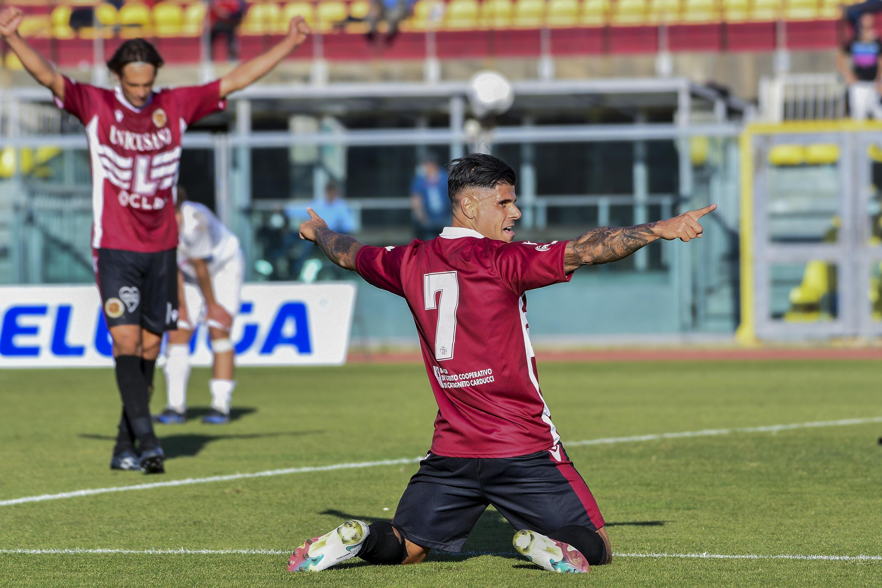 Giuseppe Torromino esulta per il gol del 2-4 (foto Masini/Silvi)