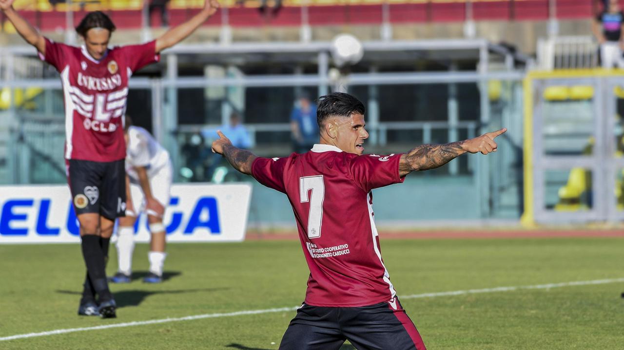 Giuseppe Torromino esulta per il gol del 2-4 (foto Masini/Silvi)
