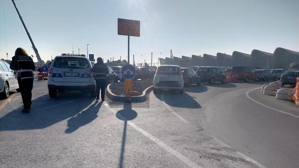 Parcheggio selvaggio alla stazione Mediopadana, l’autobus costretto a saltare la fermata