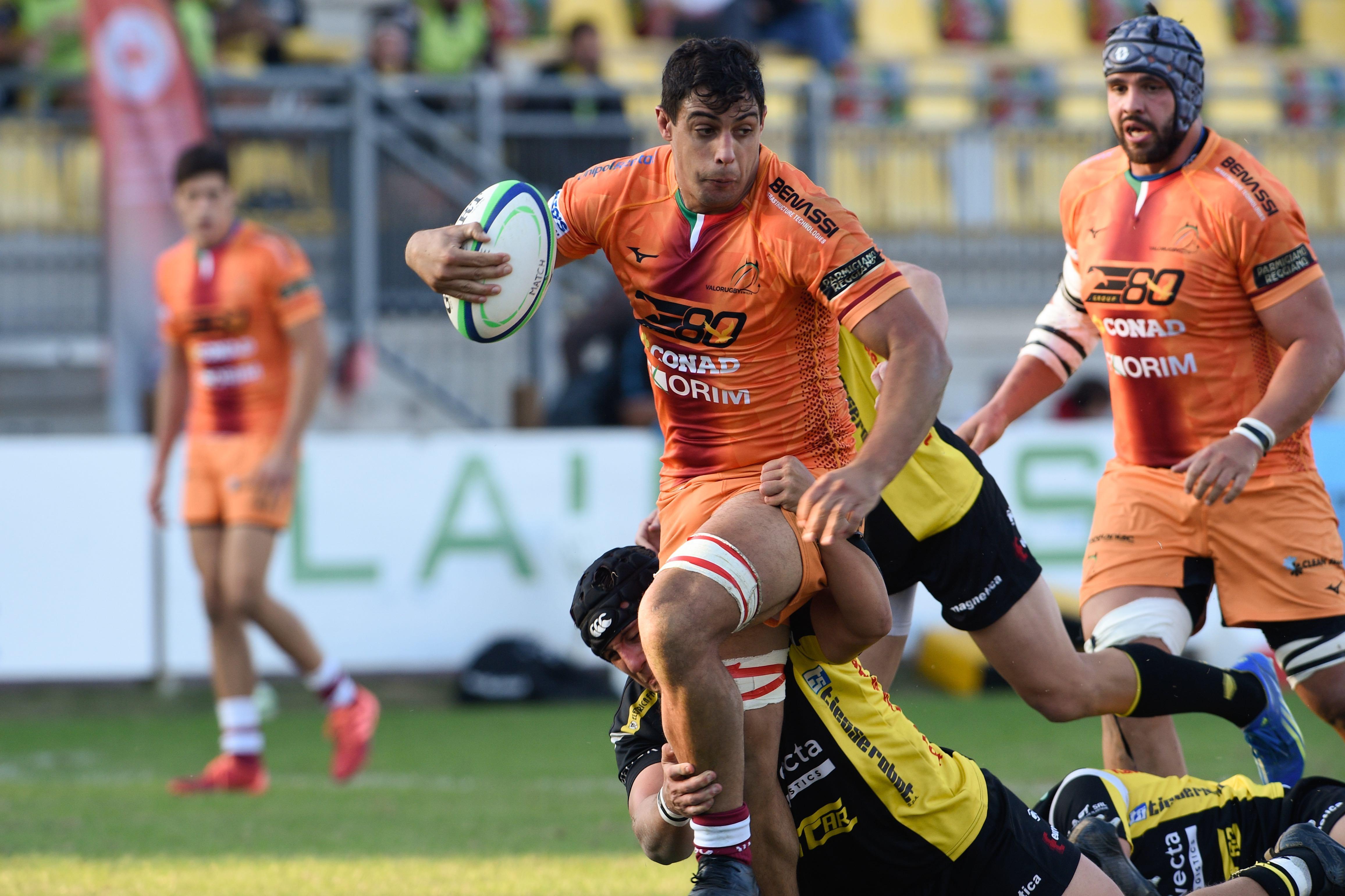 Il rossonero Mirko Amenta in azione contro il Calvisano