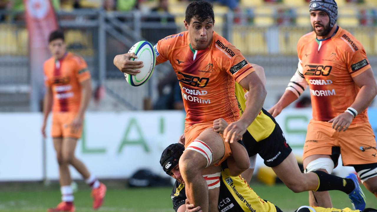 Il rossonero Mirko Amenta in azione contro il Calvisano