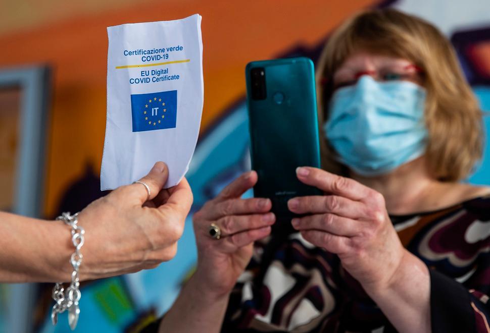 Confcommercio cauta sui tamponi «Se le aziende vogliono pagarli...» 