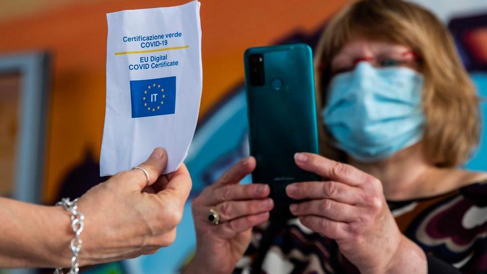 Confcommercio cauta sui tamponi «Se le aziende vogliono pagarli...»