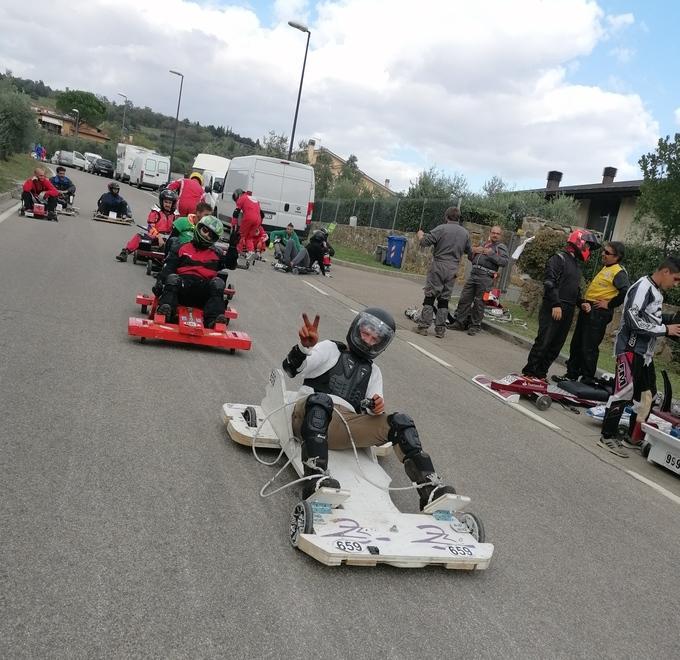 Lanciati nella gara in discesa i carretti diventano dei bolidi 