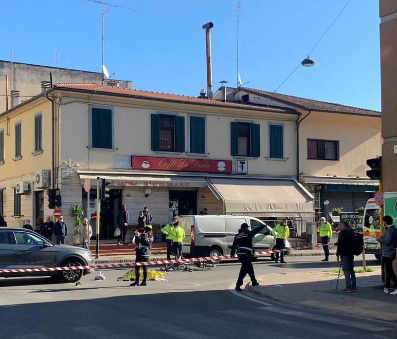 Scontro tra auto e bici, muore una 47enne 