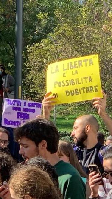 Landini, Bonaccini e forze dell’ordine I bersagli dei settemila No Green Pass 