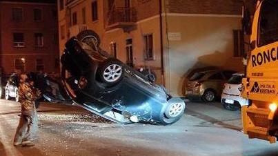 Colpisce un’auto e capotta
